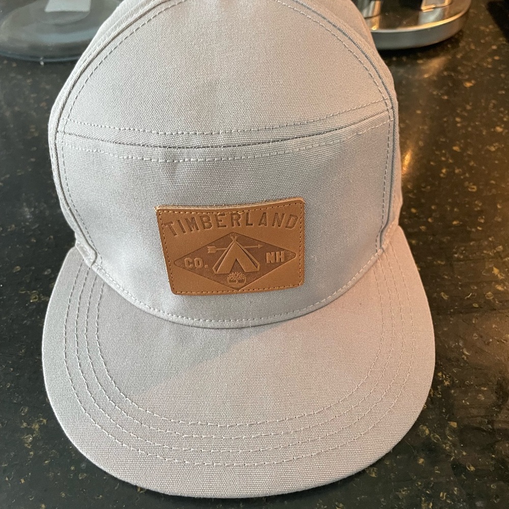 Timberland 6 panel. Leather patch leather strap. Gray nice. Like new